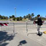 � un marted�, sono le 13.15 e Gino sta aspettando che gli studenti escano dall�istituto. Lo vediamo quindi posizionare le transenne da una parte all�altra della strada per chiuderla al traffico...